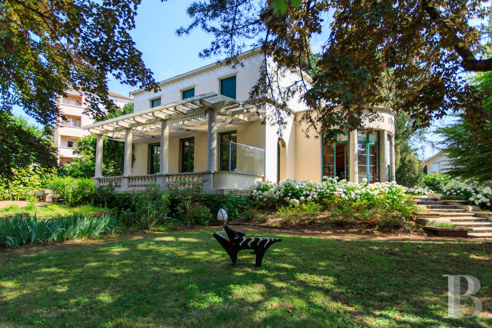 En Saône-et-Loire, à Mâcon, une villa et son jardin entièrement de style Art déco - photo  n°1
